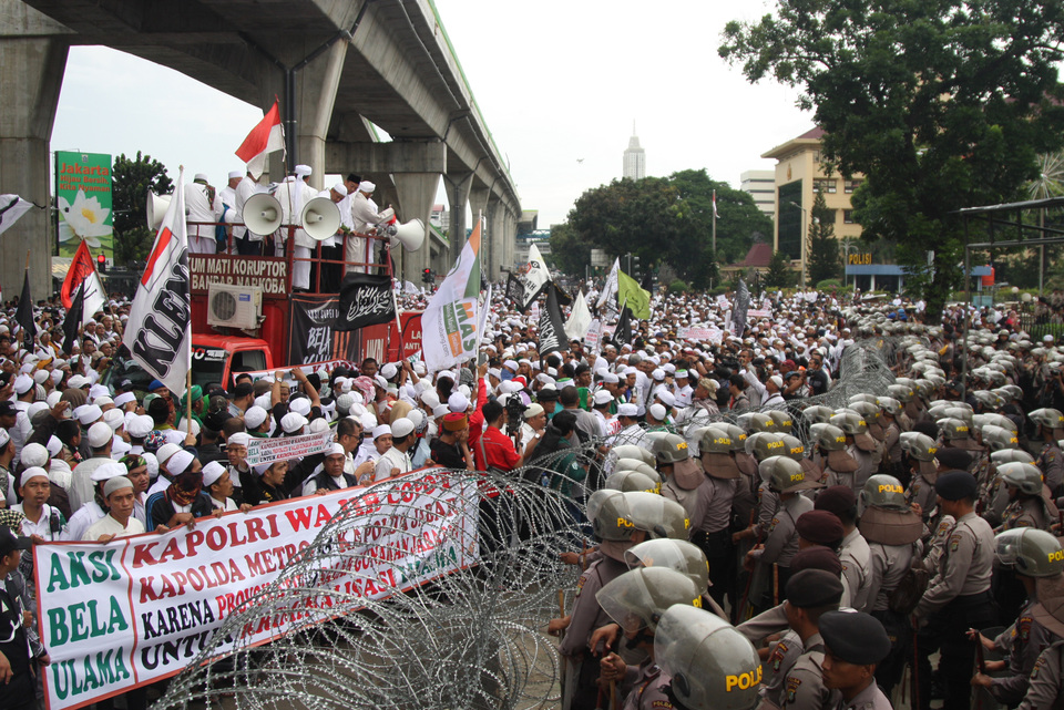FPI members rally outside the National Police headquarters in Jakarta on Monday (16/01) to demand the dismissal of West Java Police chief Insp. Gen. Anton Charliyan, Jakarta Police chief Insp. Gen. M. Iriawan and West Kalimantan Police chief Brig. Gen. Musyafak. (Antara Photo/Reno Esnir)