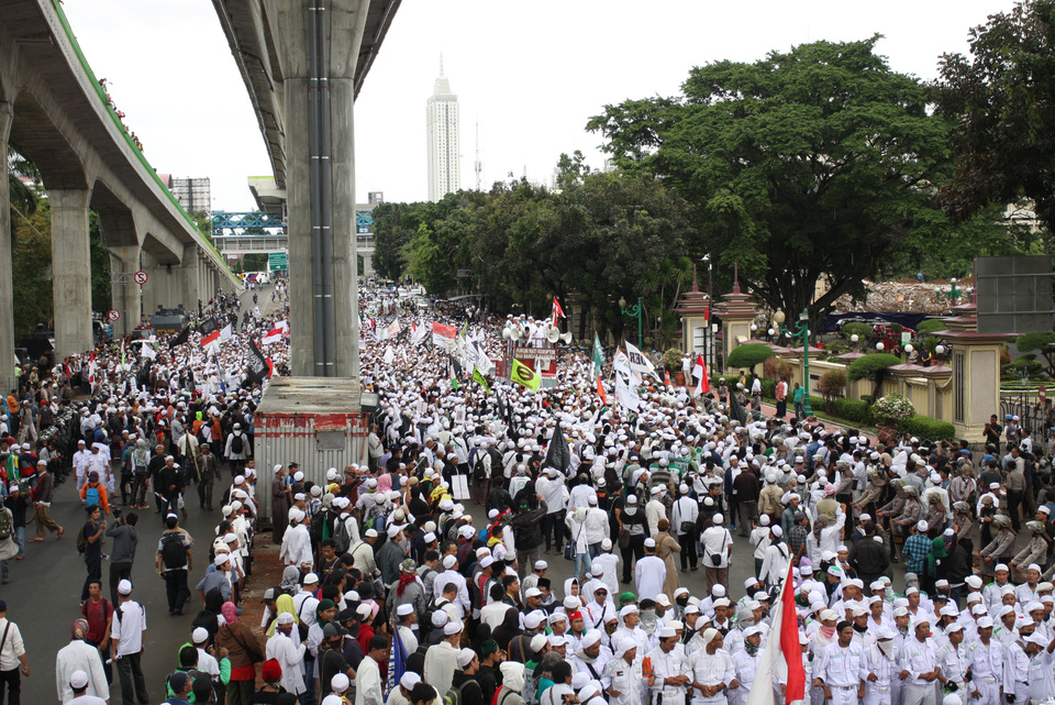 Members of the Islamic Defenders Front (FPI) demonstrate in front of the National Police headquarters in Jakarta in January. (Antara Photo/Reno Esnir)