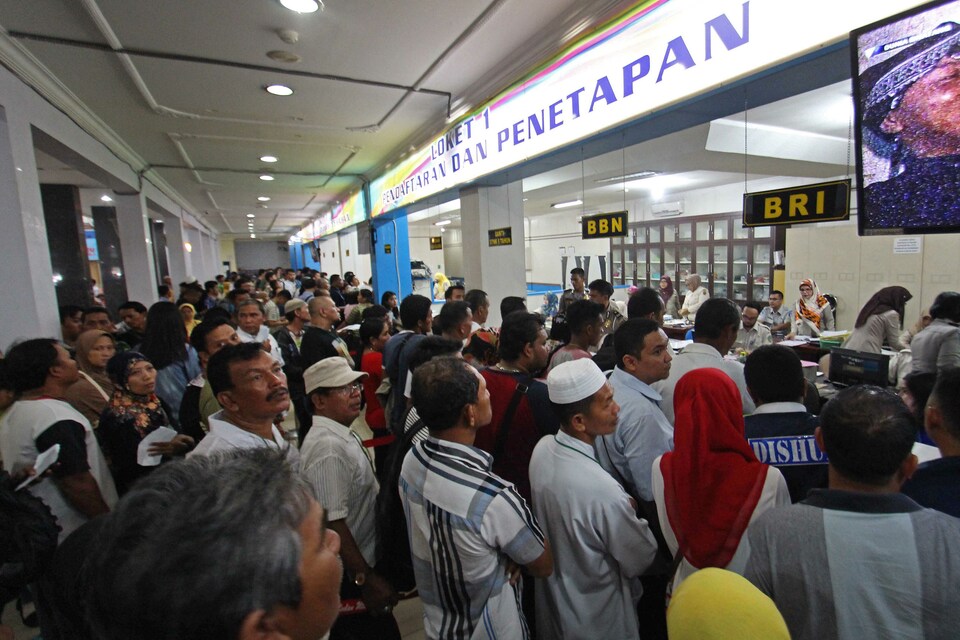 Residents are lining to renew their vehicle registration certificates in Medan, North Sumatra, on Wednesday (04/01). (Antara Photo/Septianda Perdana)