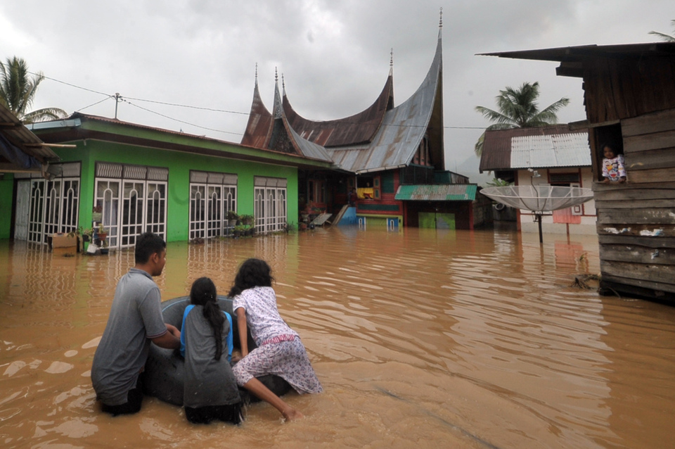 Flooding in Solok, West Sumatra, on Thursday (05/01). (Antara Photo/Iggoy el Fitra)