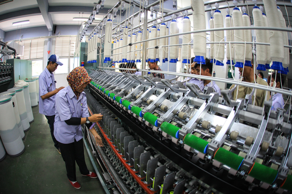 The government is set to revise Indonesia's negative investment list to allow full foreign ownership in 25 industries in a bid to attract more investment into the country. (Antara Photo/Maulana Surya)