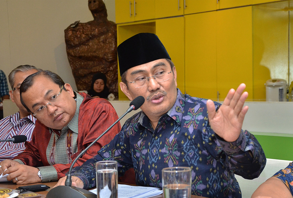 Indonesian Muslim Scholars Association (ICMI) chairman Jimly Asshidiqque, right, speaking during a press conference in Jakarta on Tuesday (03/01). He said edicts issued by the Indonesian Ulema Council (MUI) cannot serve as legal references and should only be applied internally. (Antara Photo/Fakhri Hermansyah)