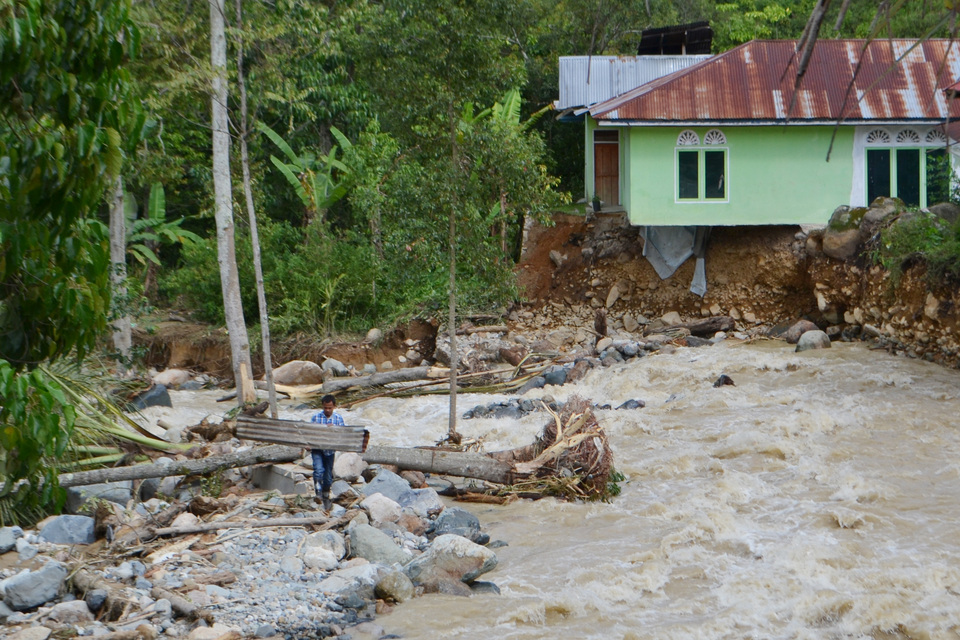 Hundreds of households have been inundated by the overflow of the Batang Gawang and Batang Lembang rivers. (Antara Photo/Joko Nugroho)
