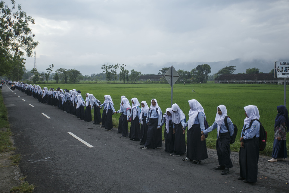 High school students in an anti-violence against children protest in Tegalrejo, Yogyakarta. (Antara Photo/Hendra Nurdiyansyah)