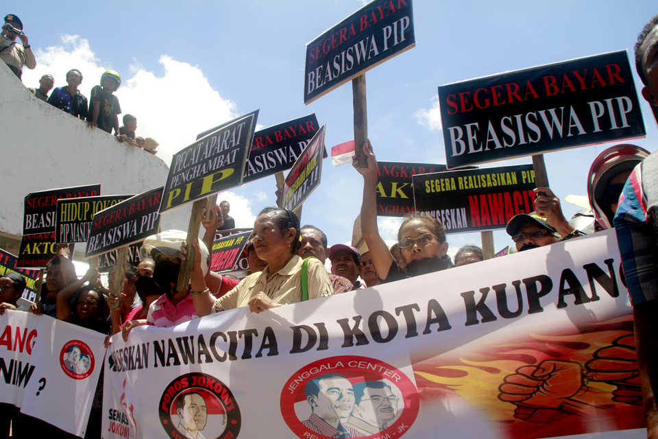 Residents participating in a protest rally outside the mayor's office in Kupang, East Nusa Tenggara, on Wednesday (11/01). They urged the government to disburse scholarships under the Smart Indonesia Program (PIP) for the period October 2016 to January 2017, which they believe are being held back by the heads of several public schools in the city. (Antara Photo/Kornelis Kaha)