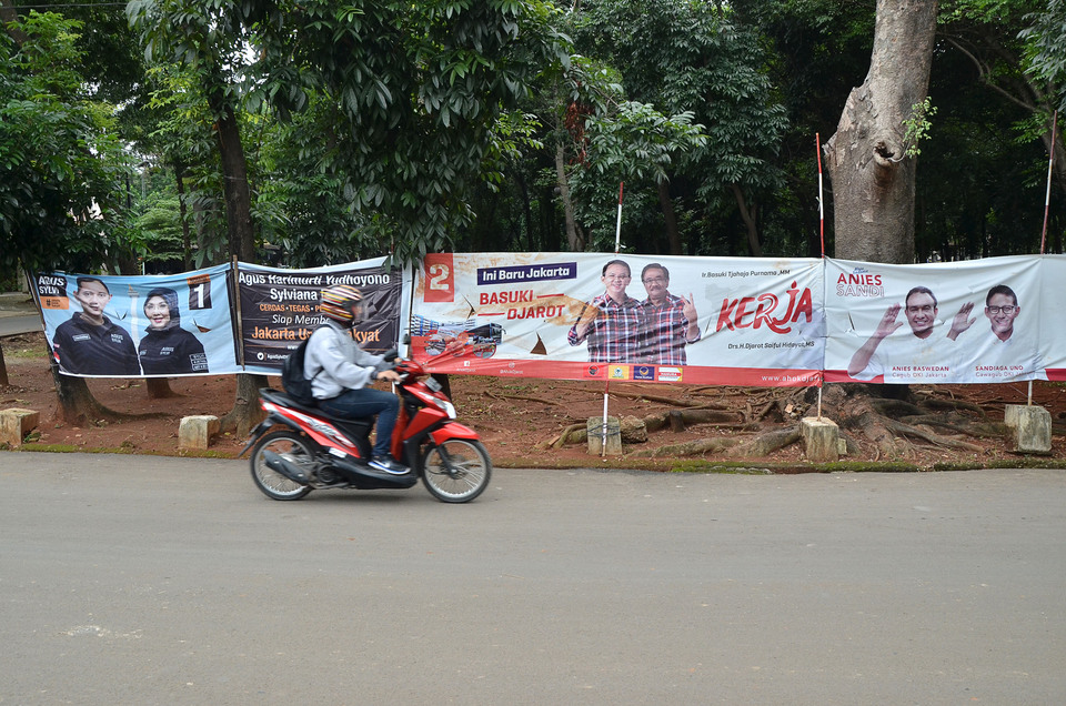 Campaign banners line the streets of Penggilingan, East Jakarta. (Antara Photo/Fakhri Hermansyah)

