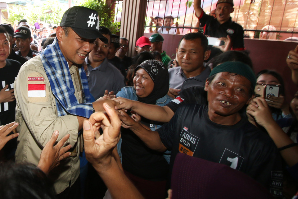 Jakarta governor candidate Agus Yudhoyono promised more economic benefits for Muslims when he campaigned in North Jakarta on Saturday (29/01). (Antara Photo/Rivan Awal Lingga)
