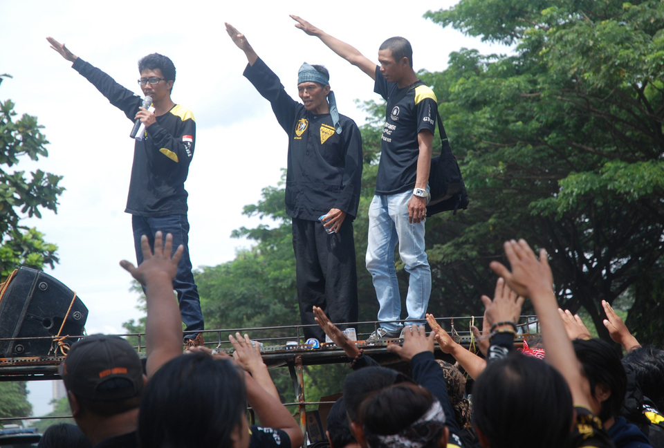 GMBI demonstrates against the FPI, accusing its leader Habib Rizieq of insulting Sundanese culture, in Bandung on Wednesday (11/01). (Antara Photo/Fahrul Jayadiputra)