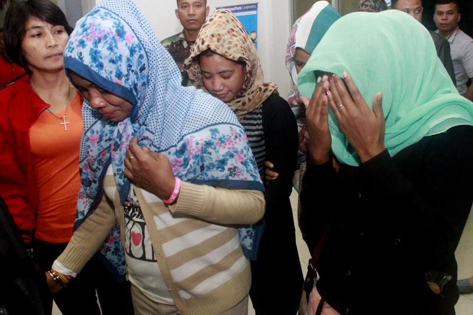 Four human trafficking victims arriving at El Tari International Airport in East Nusa Tenggara on Saturday (14/01). They were held captive by a human trafficking network in Aceh for more than two years, where they were forced to work without payment. (Antara Photo/Kornelis Kaha)