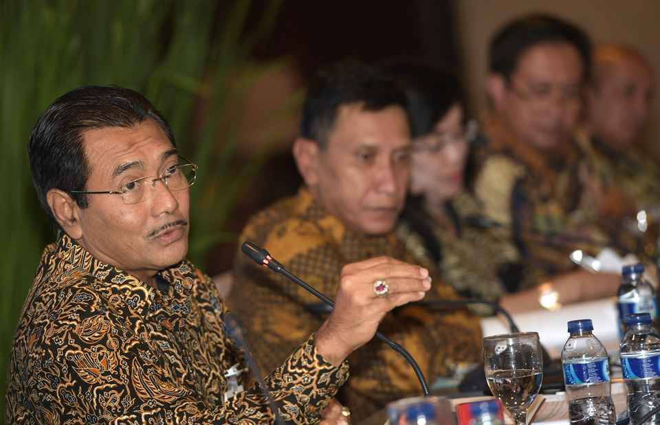 Suprajarto, Bank Negara Indonesia's vice president director, left, announced the bank's 2016 performance report on Thursday (26/01). (Antara Photo/Prasetyo Utomo)