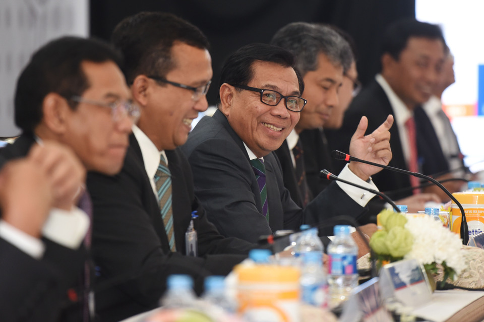 Bank Rakyat Indonesia president director Asmawi Syam, center, and the lender's board of directors attending a press conference in Jakarta on Tuesday (31/01). (Antara Photo/Akbar Nugroho Gumay)