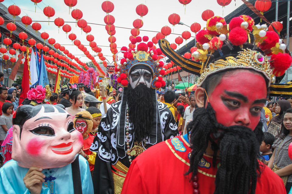 Residents participate in the Grebeg Sudiro Cultural Carnival in Pasar Gede, Solo, Central Java, on Sunday (22/01). The annual carnival is held to welcome the Lunar New Year. (Antara Photo/Mohammad Ayudha)