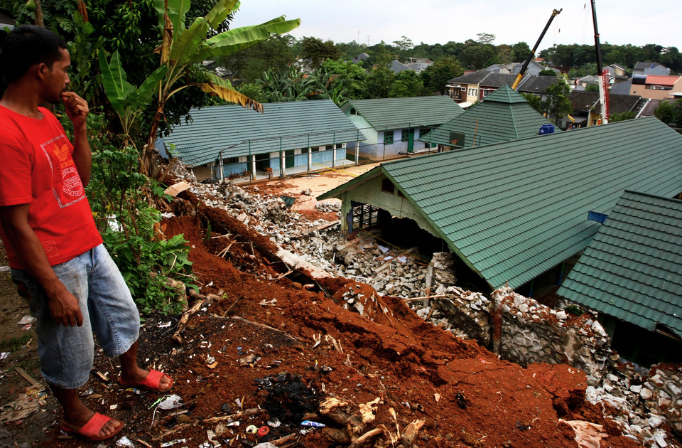 At least seven people were killed and four others injured by landslides in Songan village, Kintamani, Bangli district, Bali, the National Disaster Mitigation Agency, or BNPB, said on Friday (10/02). (Antara Photo/Muhammad Iqbal)