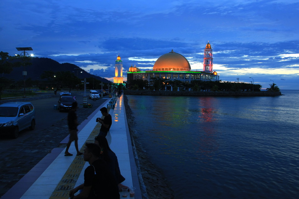 The new Great Mosque in North Kolaka, Southeast Sulawesi, which cost billions of rupiah to build, has become the latest tourist attraction in the area. (Antara Photo/Jojon)
