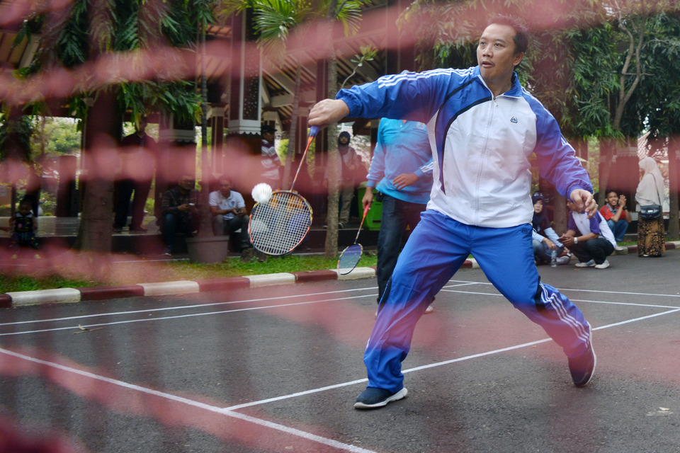 Sports Minister Imam Nahrawi playing badminton in Sidoarjo, East Java, on Dec. 25. He said doping in high-performance sports will not be tolerated and called for firm action against any athletes found guilty of taking banned performance-enhancing substances. (Antara Photo/Umarul Faruq)