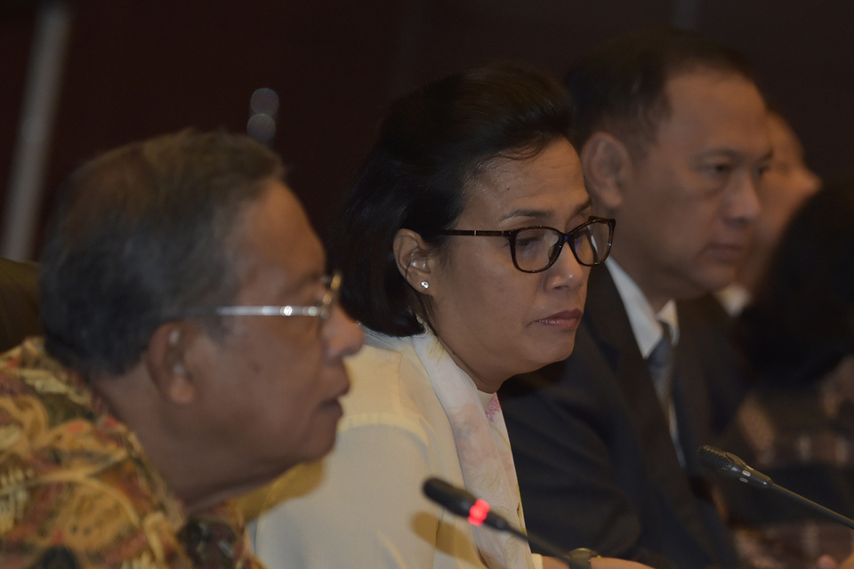 The selection team for OJK commissioners, including Finance Minister Sri Mulyani Indrawati, center, its chairwoman. (Antara Photo/Rosa Panggabean)