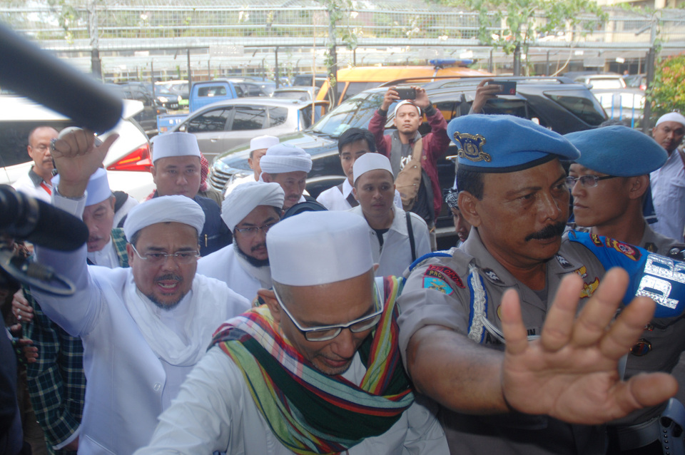 Rizieq Shihab, left, attends questioning at the Bandung Police headquarters in West Java on Wednesday (12/01). (Antara Photo/Fahrul Jayadiputra)