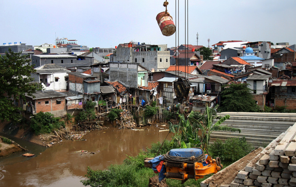A photo taken Jan. 1 showed the residences along Ciliwung riverbank at Kampung Pulo area in East Jakarta. The Jakarta provincial government and the central government will spend at least Rp 5 trillion ($371 million) on relocating 10,000 local residents who live along the riverbank. (Antara Photo/Reno Esnir)
