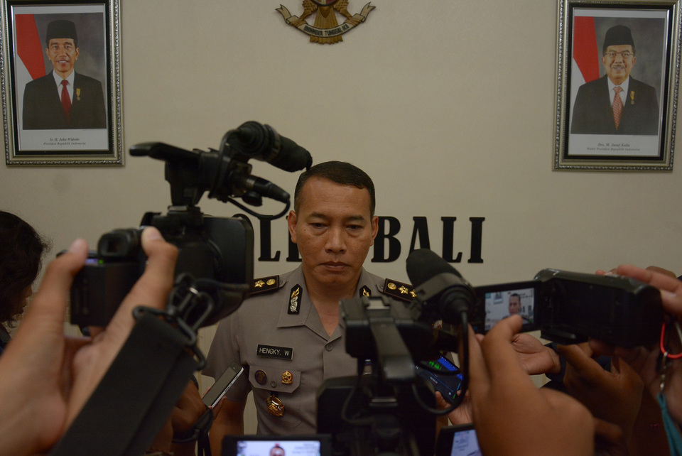 Bali Police spokesman Supt. Hengky Widjaja explains to the press the arrest of five Indonesians with alleged links to the Islamic State at Bali's Ngurah Rai Airport on Thursday (26/01). (Antara Photo/Wira Suryantala)