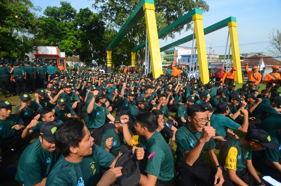 Students attend a Defend the Nation exercise at State University Siliwangi, Tasikmalaya, West Java, on Monday (09/01). Around 2,800 freshmen class members took part in the exercise which aims to maintain the integrity and strength of Indonesia. (Antara Photo/Adeng Bustomi) 

