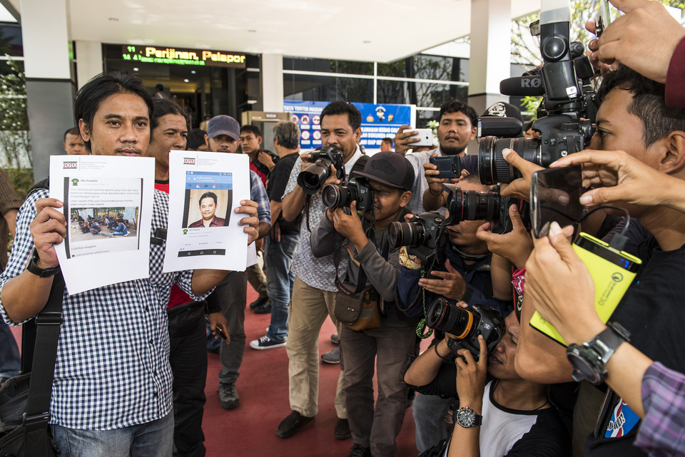 An association called the Indonesian Photo Journalists (PFI) has reported a man called Eko Prasetia for hate speech against them and for accusing them of working for Jakarta Governor Basuki Tjahaja Purnama's 'cyber team' as social media 'buzzers.' (Antara Photo/M. Agung Rajasa)
