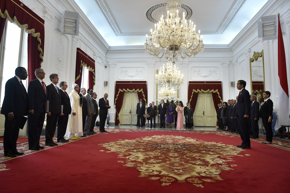 Eight ambassadors presented their letters of credence to President Joko "Jokowi" Widodo at the State Palace in Jakarta on Thursday (12/01). (Antara Photo/Puspa Perwitasari)
