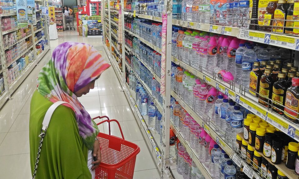 A woman at a shopping center in Semarang, East Java. (Antara Photo/R. Rekotomo)