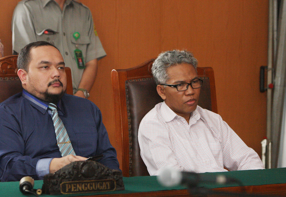 Police said the case file against Buni Yani, right, the man involved in the blasphemy allegations against Jakarta Governor Basuki 'Ahok' Tjahaja Purnama, has been finalized. (Antara Photo/Reno Esnir)