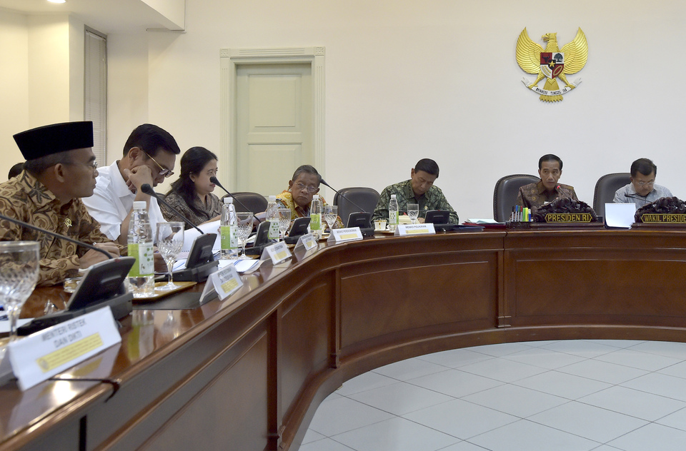 President Joko 'Jokowi' Widodo speaking during a limited cabinet meeting in Jakarta on Tuesday (24/01) convened to discuss football development strategies. (Antara Photo/Rosa Panggabean)