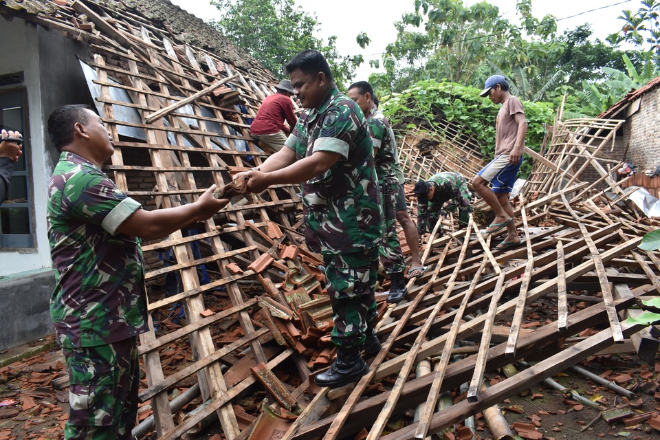 Heavy rain and hurricanes struck several areas in Central Java and East Java on Thursday (05/01), leaving two people dead and almost 300 homes destroyed. (Antara Photo/Siswowidodo)