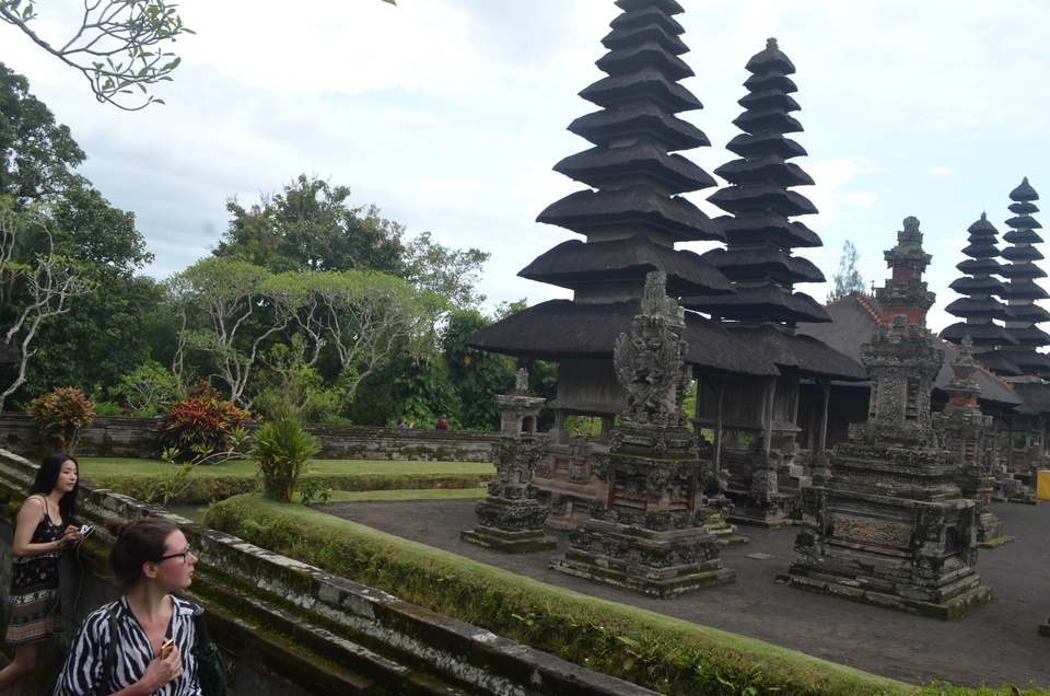 Tourists visit Pura Taman Ayun in Badung district, Bali on Sunday (08/01). The Ministry of Tourism has set a target to attract 15 million people in 2017 to Indonesia. (Antara Photo/Yusuf Fikri)