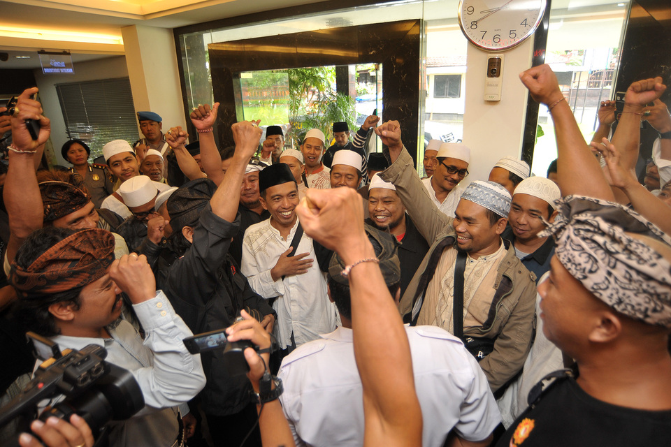 Mass organizations in Bali rally in Denpasar on Sunday (22/01) to demand the disbandment of hardline Muslim group Islamic Defenders Front, or FPI. (Antara Photo/Nyoman Budhiana)