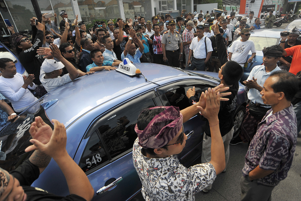 Hundreds of cab drivers went on strike in Denpasar, Bali, in January to demand that the local government ban app-based taxi services. (Antara Photo/Nyoman Budhiana)
