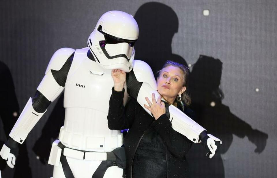 Carrie Fisher poses for cameras as she arrives at the European Premiere of Star Wars, The Force Awakens in Leicester Square, London, December 16, 2015. (Reuters Photo/Paul Hackett/File Photo)