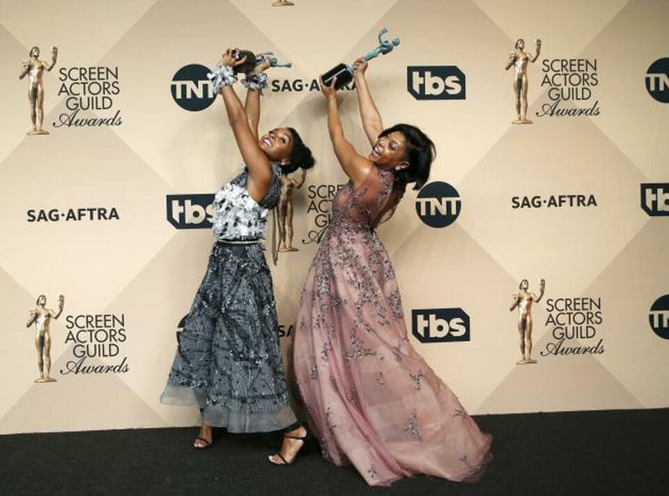 Actresses Janelle Monae (left) and Taraji P. Henson pose backstage with their award for Outstanding Performance by a Cast in a Motion Picture for "Hidden Figures" during the 23rd Screen Actors Guild Awards in Los Angeles, California, US, January 29, 2017.  (Reuters Photo/Mario Anzuoni)