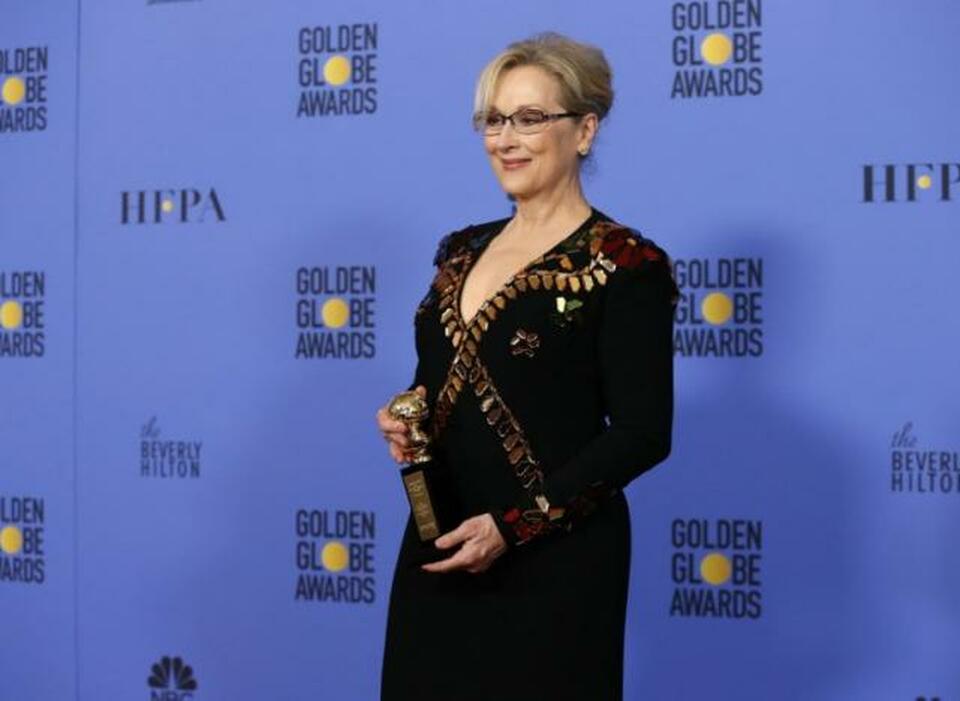 Meryl Streep holds the Cecil B. DeMille Award during the 74th Annual Golden Globe Awards in Beverly Hills, California, US, January 8, 2017.  (Reuters Photo/Mario Anzuoni)