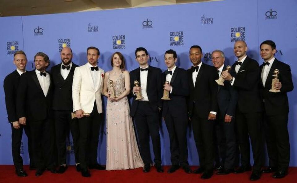 The cast and crew of "La La Land" pose after winning the award for Best Motion Picture - Musical or Comedy among other awards backstage during the 74th Annual Golden Globe Awards in Beverly Hills, California, US, January 8, 2017.  (Reuters Photo/Mario Anzuoni)