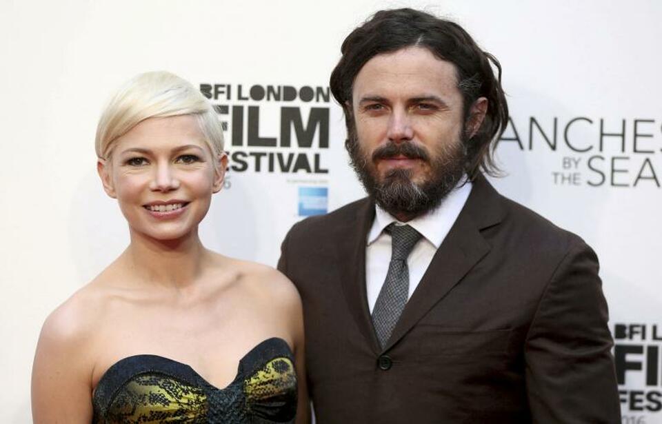 Actors Michelle Williams (left) and Casey Affleck pose for photographers at a Gala screening of their film "Manchester by the Sea" at the 60th BFI London Film Festival in London, Britain October 8, 2016. (Reuters Photo/Neil Hall/File Photo)