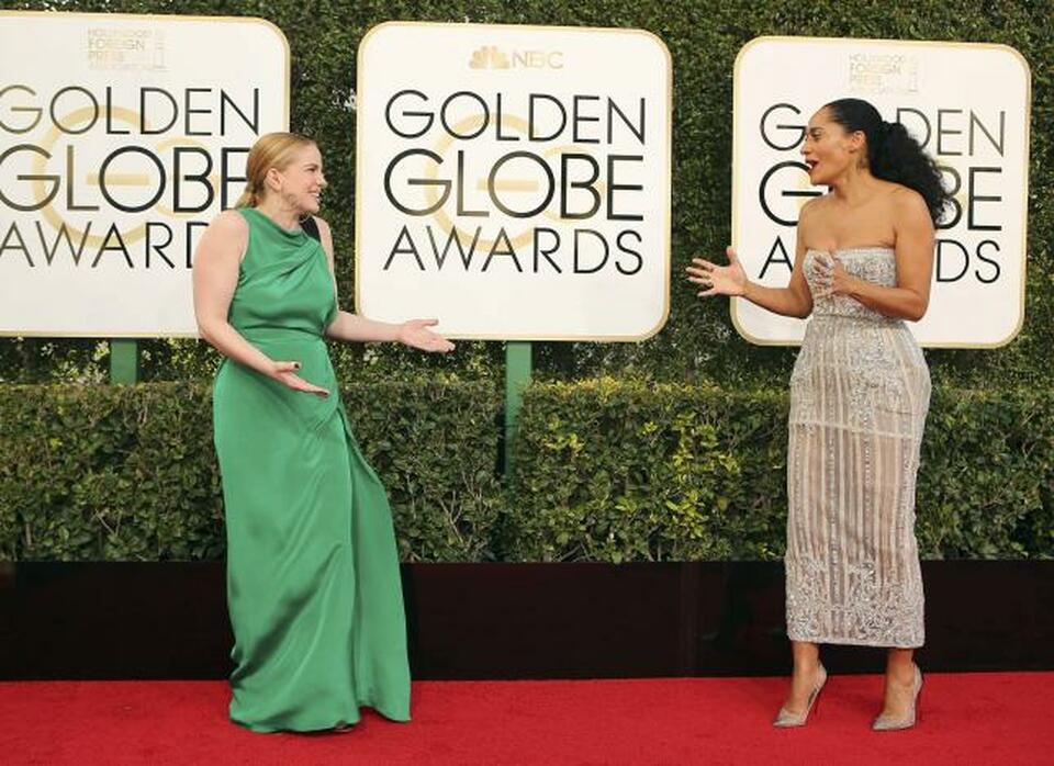 Actress Anna Chumsky (left) greets actress Tracee Ellis Ross as they arrive at the 74th Annual Golden Globe Awards in Beverly Hills, California, US, January 8, 2017. (Reuters Photo/Mike Blake)