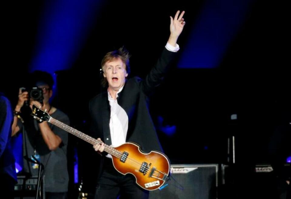 Musician Paul McCartney waves as he takes the stage to perform at the Desert Trip music festival at Empire Polo Club in Indio, California, US, October 8, 2016. (Reuters Photo/Mario Anzuoni)