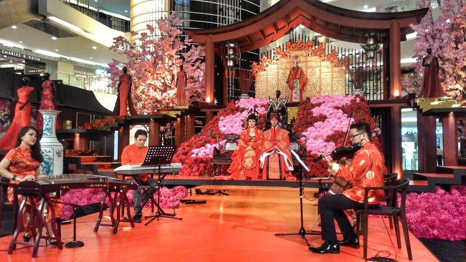 An Oriental orchestra plays at the opening of the 'Spring Emperor' fashion installation in Senayan City, South Jakarta, on Wednesday (18/01). (JG Photo/Sylviana Hamdani)