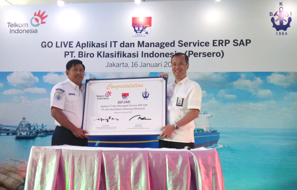 (Right to Left), Director of Digital & Strategic Portfolio Telkom President Director Indra Utoyo joint Indonesian Classification Bureau (BKI) Rudiyanto, photographed after the launching Go Live Work Managed Service IT Applications and ERP-SAP for BKI in Jakarta, Monday (16/1) ,