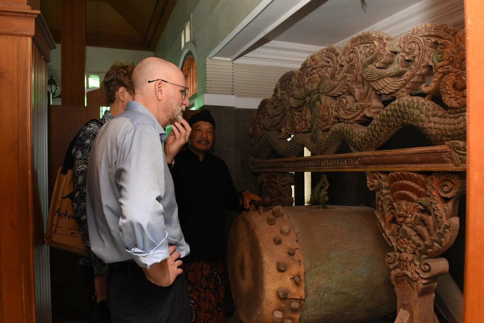 Australian Ambassador  to Indonesia Paul Grigson during his visit to one the tomb of Wali Songo. (Photo courtessy of Australian Embassy) 