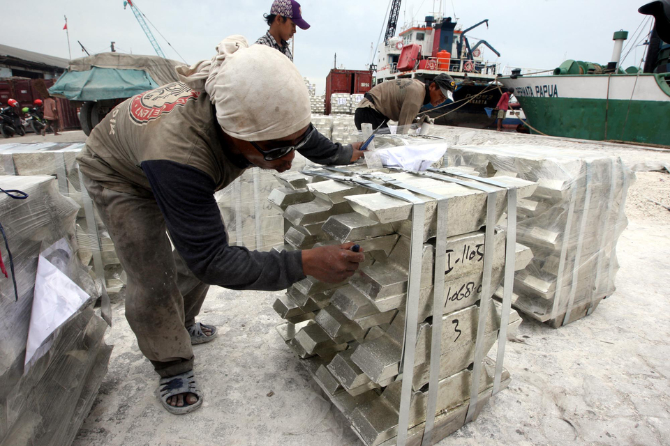 A worker for state-controlled tin miner Timah piles up rin bars. (Investor Daily Photo/Tino Oktaviano)