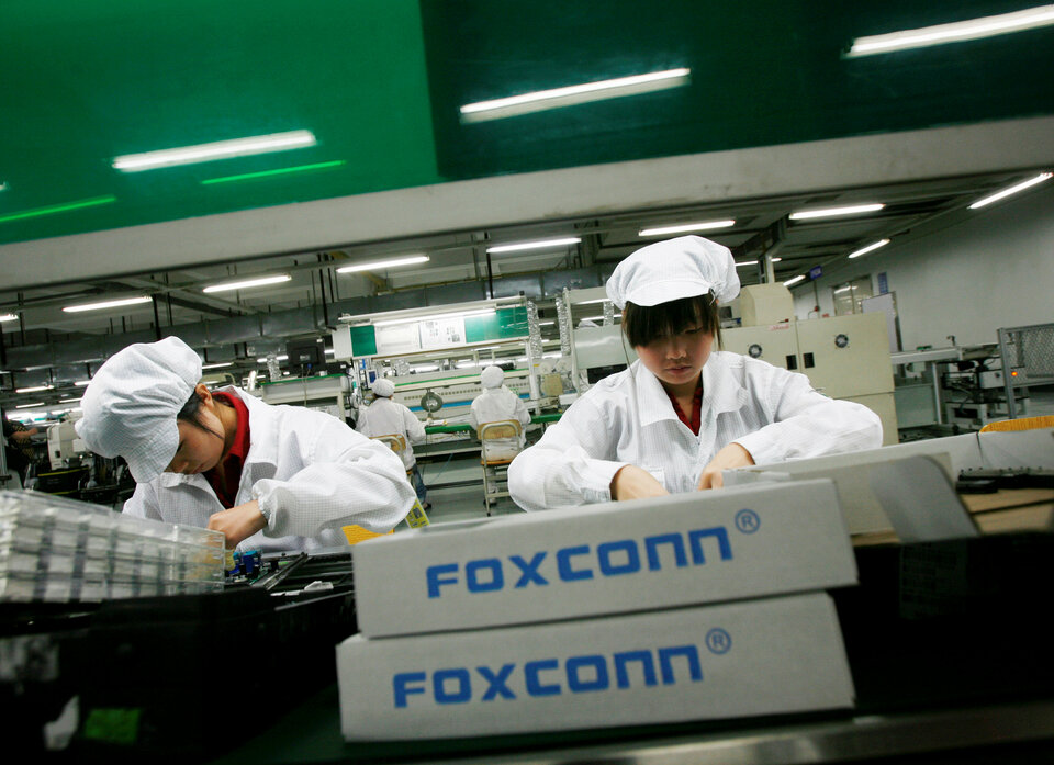 Apple, computing giant Dell and Kingston Technology are members of a Foxconn-led consortium bidding for Toshiba's chip unit, the chief executive of the world's largest electronics manufacturer told Reuters on Monday (12/06). (Reuters Photo/Bobby Yip)