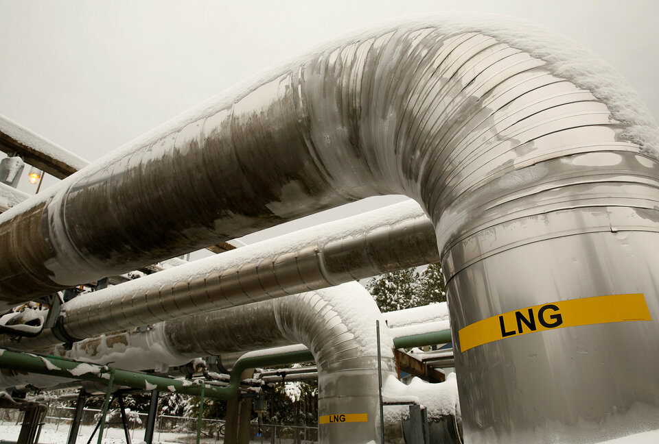 The Philippines has shortlisted six countries and will choose one from them as a partner for its planned $2-billion receiving and distribution facility for imported LNG, an official from the state-run energy firm PNOC said on Thursday (20/07).  (Reuters Photo/Gary Cameron)