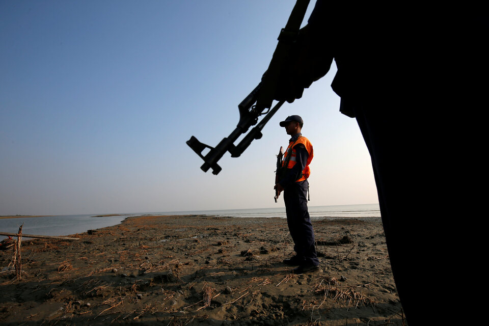 Bangladesh coast guards keep watch in the Thengar Char island in the Bay of Bengal, Thursday (02/02). (Reuters Photo/Mohammad Ponir Hossain)