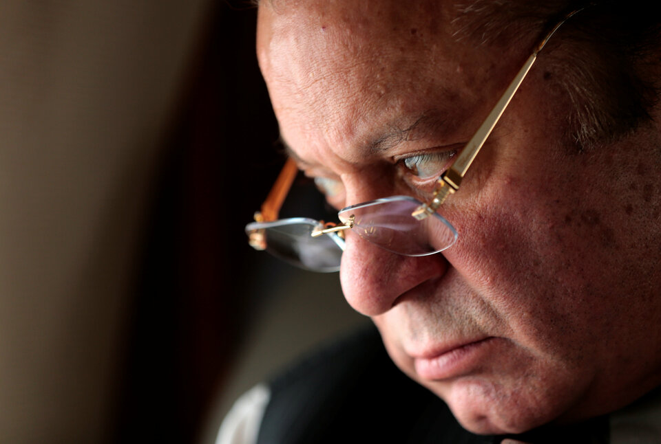Pakistani Prime Minister Nawaz Sharif looks out the window of his plane after attending a ceremony to inaugurate the M9 motorway between Karachi and Hyderabad, Pakistan February 3,  2017. (Reuters Photo/Caren Firouz)