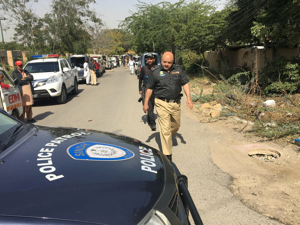 A suicide bomber attacked a van carrying judges in the Pakistani city of Peshawar on Wednesday (15/02), killing the driver and a passerby, police said, the second attack of the day in a new surge in militant violence.  (Reuters Photo/Akhtar Soomro)