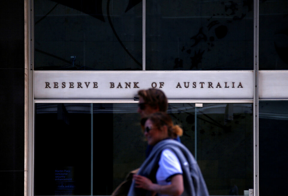 Pedestrians walk past the main entrance to the Reserve Bank of Australia building in central Sydney, Australia.    (Reuters Photo/David Gray)